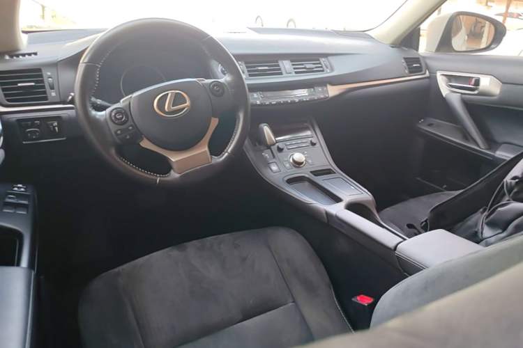 Used Lexus CT 2014 CT200h Elite Edition Monochrome Center Console