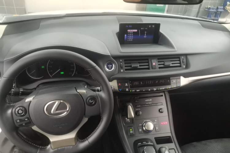 Used Lexus CT 2014 CT200h Comfort Edition Monochrome Center Console