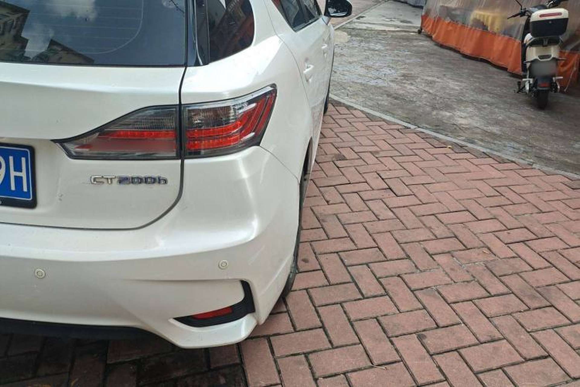 Used Lexus CT 2014 CT200h Elite Edition Monochrome Exterior 2