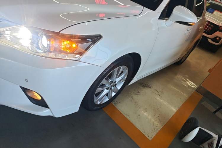 Used Lexus CT 2014 CT200h Comfort Edition Monochrome Exterior 4