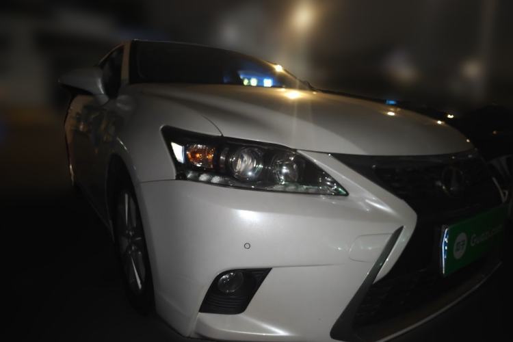 Used Lexus CT 2014 CT200h Comfort Edition Two-Tone Front Right 45 Deg