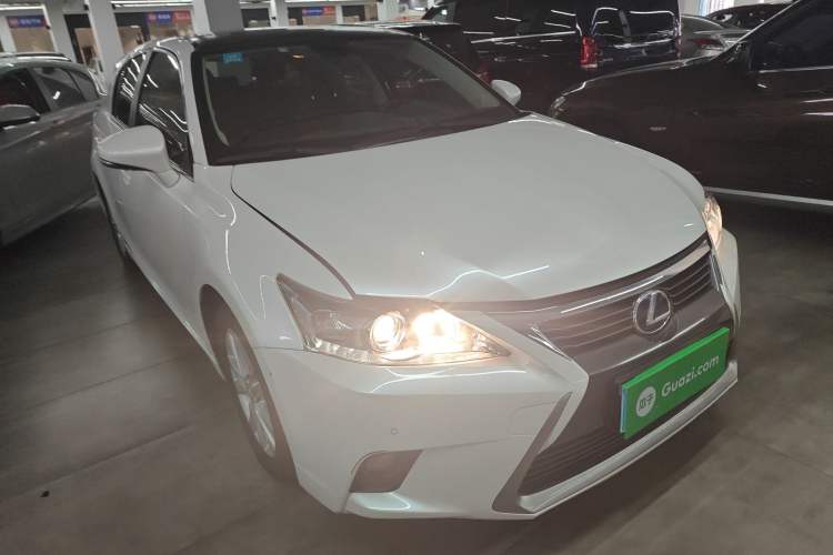 Used Lexus CT 2014 CT200h Comfort Edition Monochrome Front Right 45 Deg