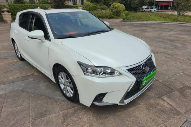 Used Lexus CT 2014 CT200h Comfort Edition Monochrome Front Right 45 Deg