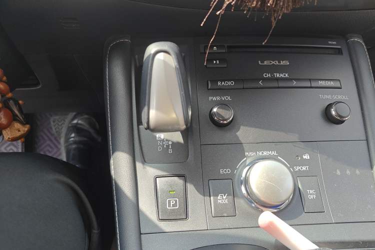 Used Lexus CT 2014 CT200h Comfort Edition Two-Tone Gear Lever