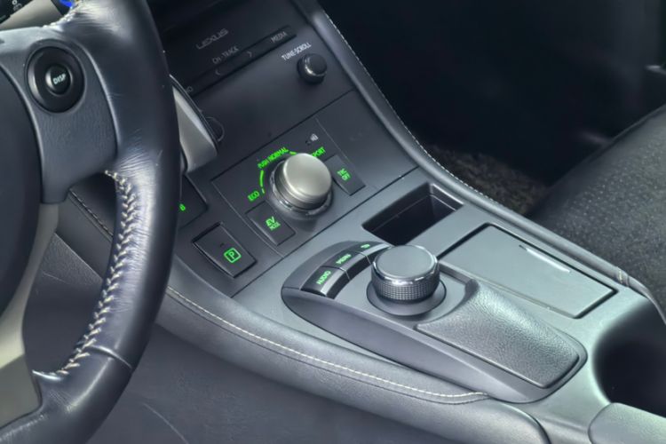 Used Lexus CT 2014 CT200h Comfort Edition Monochrome Interior 4