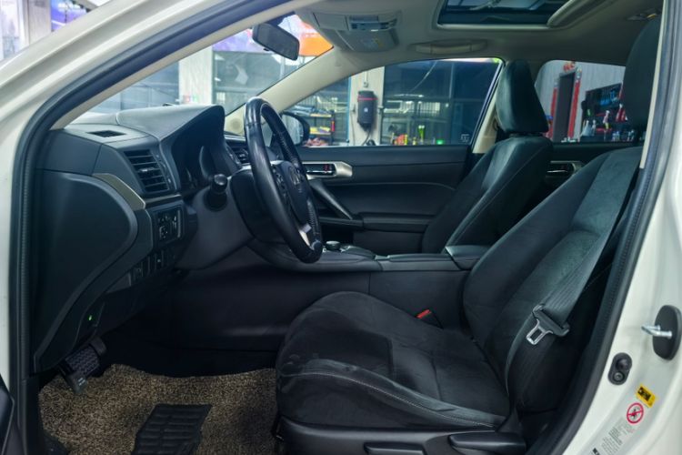 Used Lexus CT 2014 CT200h Comfort Edition Monochrome Interior 5