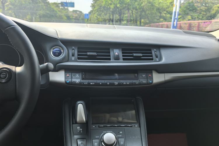 Used Lexus CT 2014 CT200h Elite Edition Monochrome Interior 5