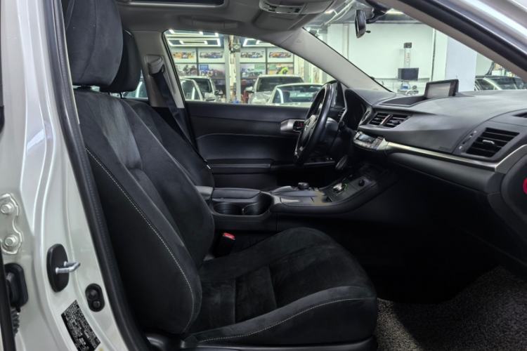 Used Lexus CT 2014 CT200h Comfort Edition Monochrome Interior 8