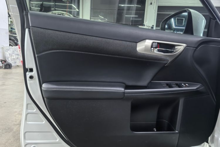 Used Lexus CT 2014 CT200h Comfort Edition Monochrome Interior 9