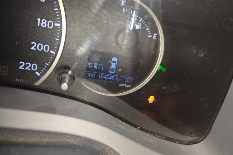 Used Lexus CT 2014 CT200h Comfort Edition Two-Tone Odometer Close Up