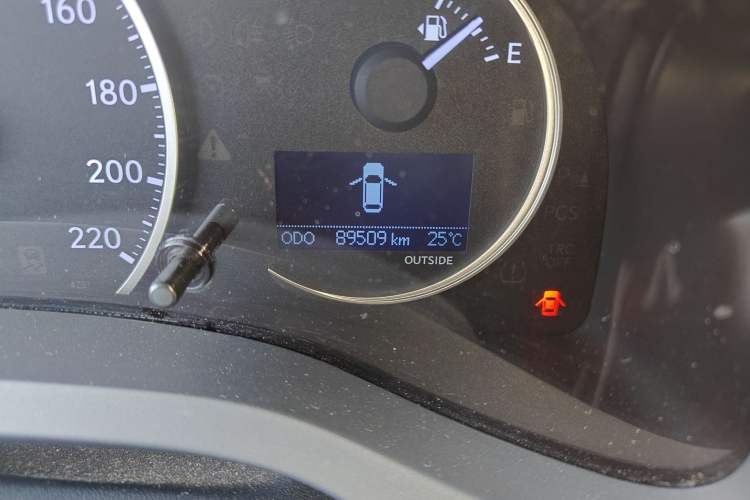 Used Lexus CT 2014 CT200h Comfort Edition Two-Tone Odometer Close Up