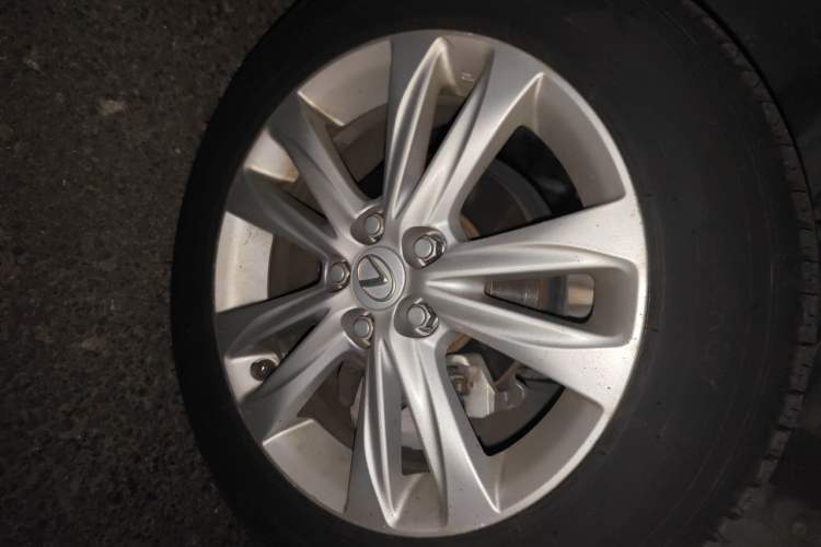 Used Lexus CT 2014 CT200h Comfort Edition Two-Tone Right Front Wheel Hub