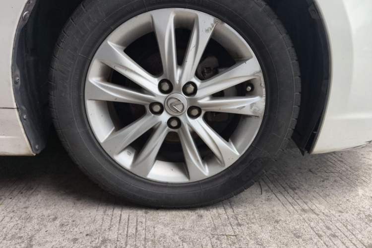 Used Lexus CT 2014 CT200h Comfort Edition Two-Tone Right Front Wheel Hub