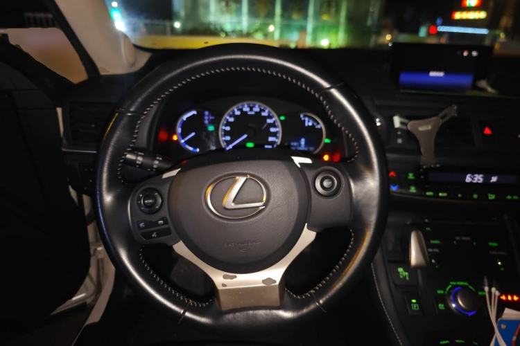 Used Lexus CT 2014 CT200h Comfort Edition Two-Tone Steering Wheel