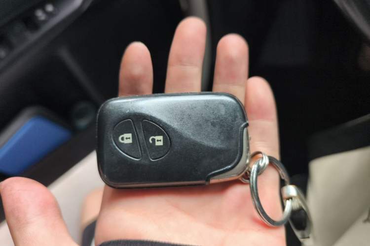 Used Lexus CT 2014 CT200h Comfort Edition Two-Tone Vehicle Key