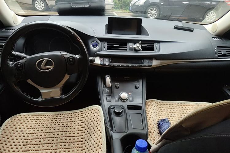 Used Lexus CT  Center Console