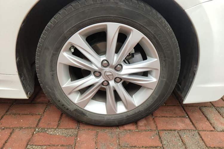 Used Lexus CT  Right Front Wheel Hub