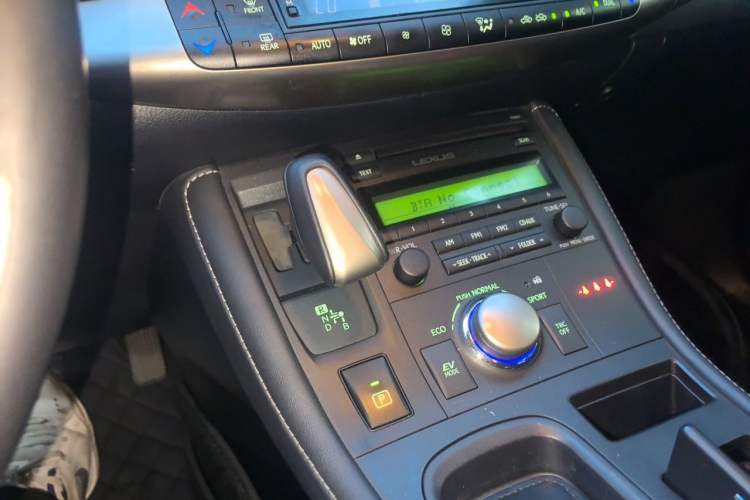 Used Lexus CT 2017 CT200h Elite Edition Solid Color China V Standard Gear Lever