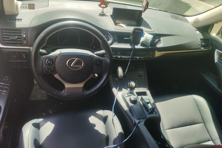 Used Lexus CT 2017 CT200h Comfort Edition Two-Tone China V Standard Center Console