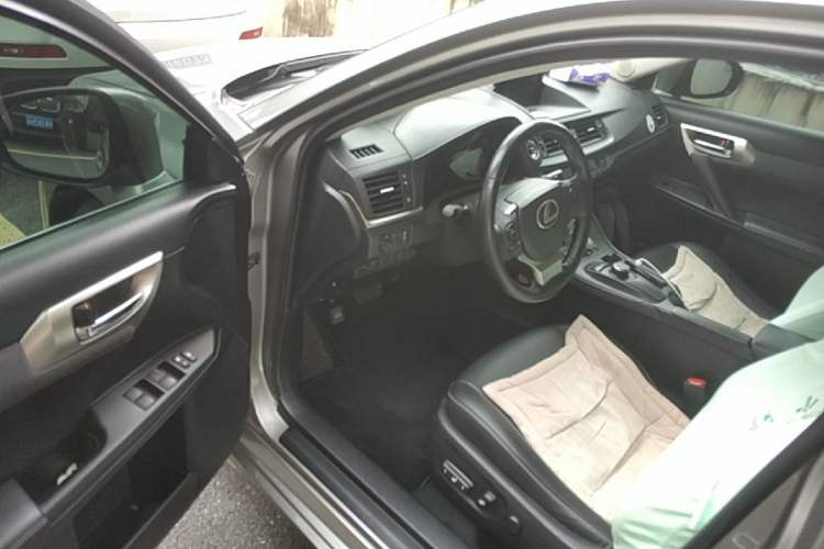 Used Lexus CT 2017 CT200h Comfort Edition Monochrome China VI Driver Seat