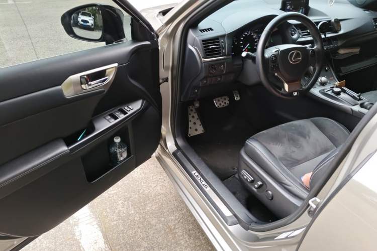 Used Lexus CT 2017 CT200h F SPORT Two-Tone China V Standard Driver Seat
