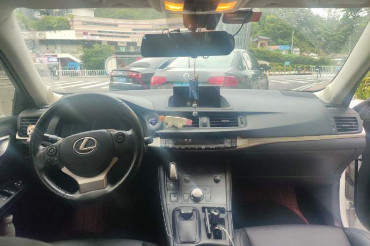 Used Lexus CT 2017 CT200h Comfort Edition Two-Tone China V Standard Center Console