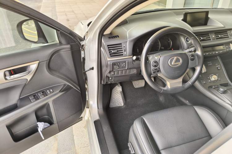 Used Lexus CT 2017 CT200h Comfort Edition Monochrome China VI Driver Seat