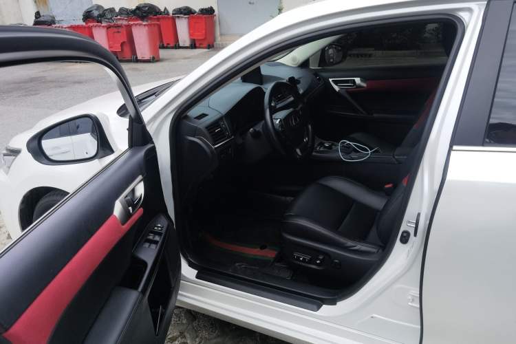 Used Lexus CT 2017 CT200h Comfort Edition Monochrome China VI Driver Seat