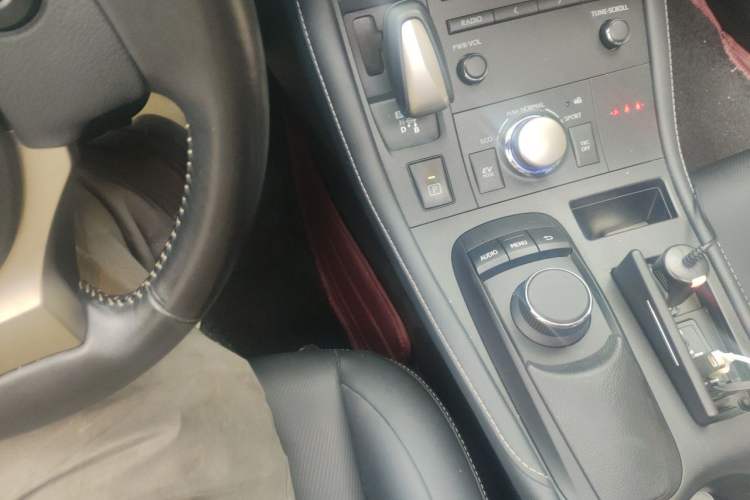 Used Lexus CT 2017 CT200h Comfort Edition Two-Tone China V Standard Gear Lever