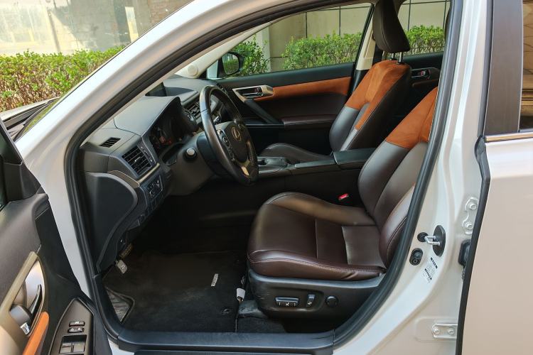 Used Lexus CT 2017 CT200h Comfort Edition Monochrome China VI Interior 2