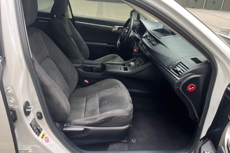 Used Lexus CT 2017 CT200h Elite Edition Solid Color China V Standard Interior 6