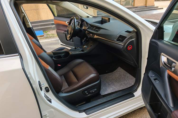 Used Lexus CT 2017 CT200h Comfort Edition Monochrome China VI Interior 7