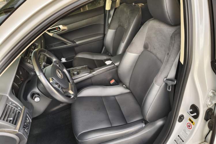 Used Lexus CT 2017 CT200h Comfort Edition Monochrome China VI Left Front Seat