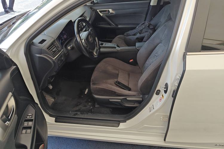 Used Lexus CT 2017 CT200h Elite Edition Solid Color China V Standard Left Front Seat