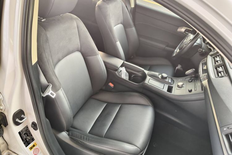 Used Lexus CT 2017 CT200h Comfort Edition Monochrome China VI Right Front Seat