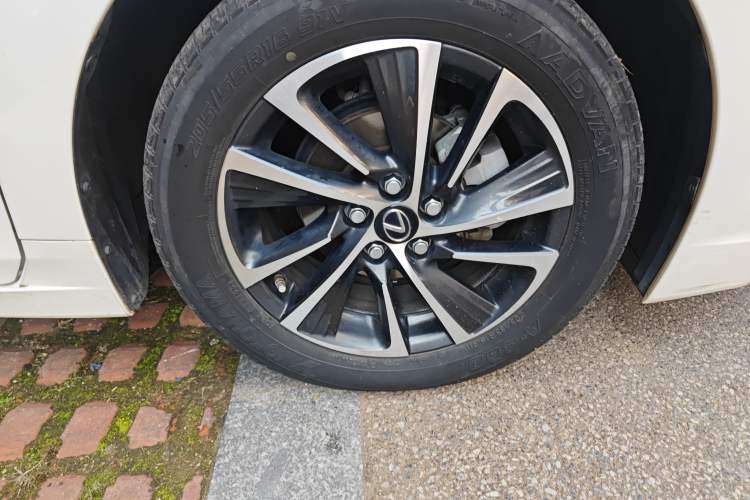Used Lexus CT 2020 CT200h Elite Edition Monochrome Right Front Wheel Hub