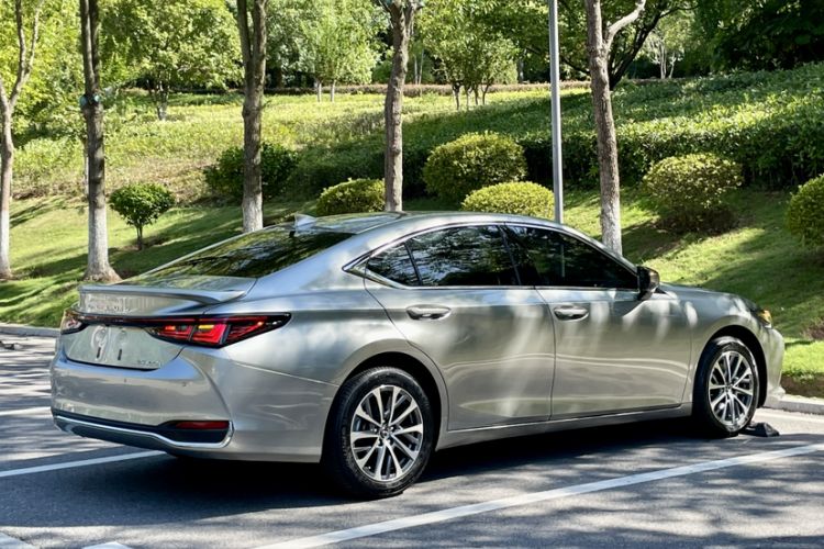 Used Lexus ES 2025 300h Deluxe Edition Exterior 10