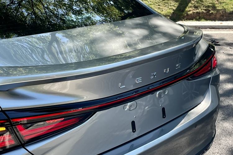 Used Lexus ES 2025 300h Deluxe Edition Exterior 11