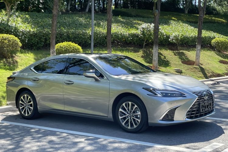 Used Lexus ES 2025 300h Deluxe Edition Exterior 3