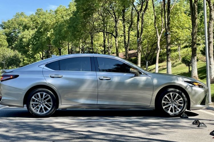 Used Lexus ES 2025 300h Deluxe Edition Exterior 4