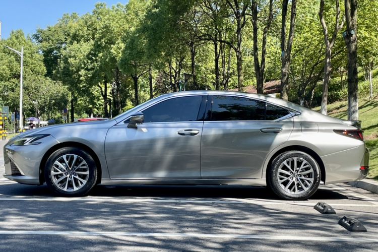 Used Lexus ES 2025 300h Deluxe Edition Exterior 5