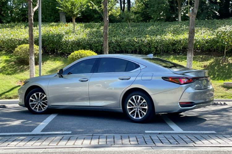 Used Lexus ES 2025 300h Deluxe Edition Exterior 6