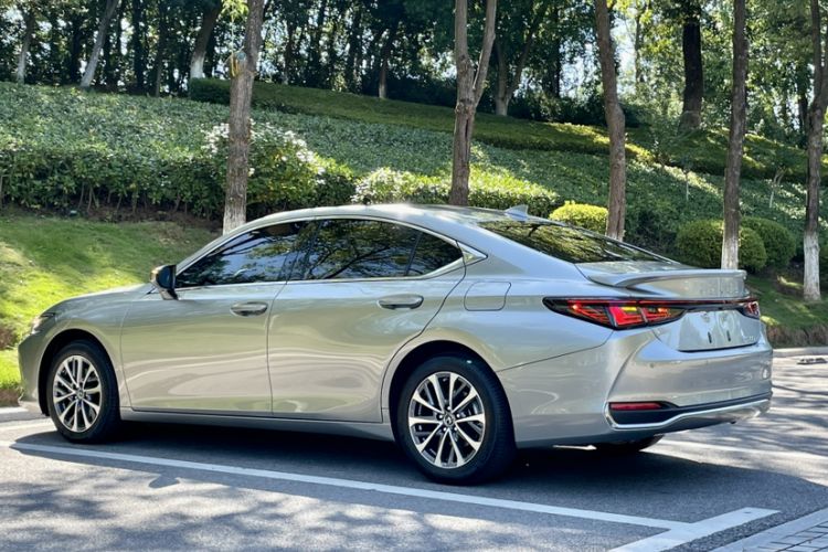 Used Lexus ES 2025 300h Deluxe Edition Exterior 7