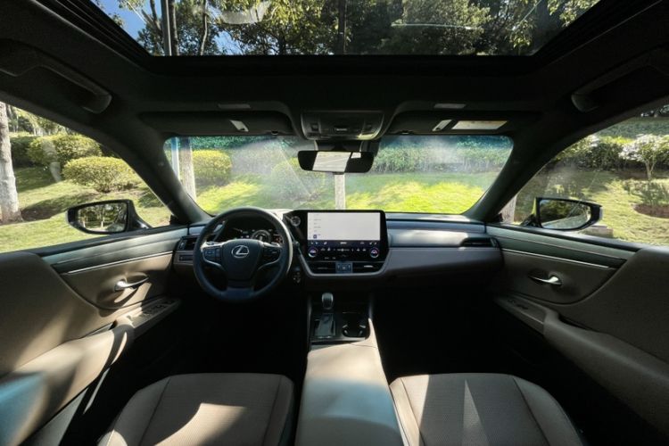 Used Lexus ES 2025 300h Deluxe Edition Headliner