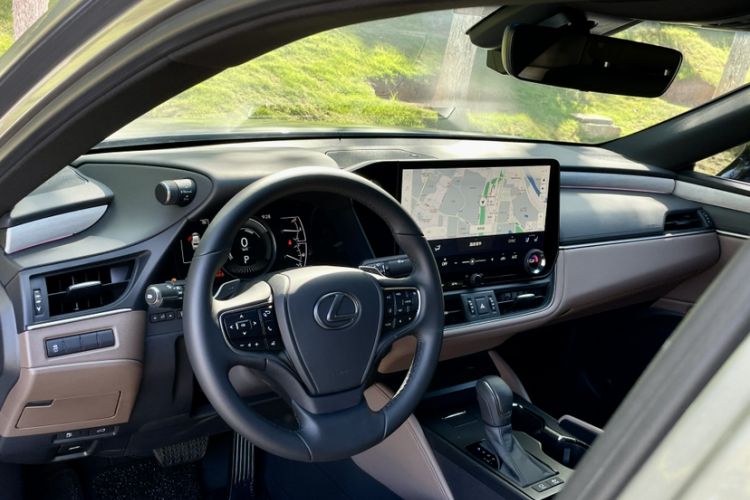 Used Lexus ES 2025 300h Deluxe Edition Interior 1