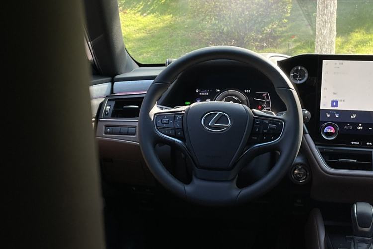 Used Lexus ES 2025 300h Deluxe Edition Interior 11