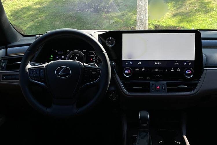 Used Lexus ES 2025 300h Deluxe Edition Interior 14