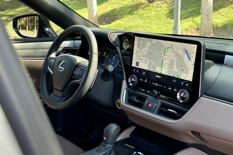 Used Lexus ES 2025 300h Deluxe Edition Interior 3