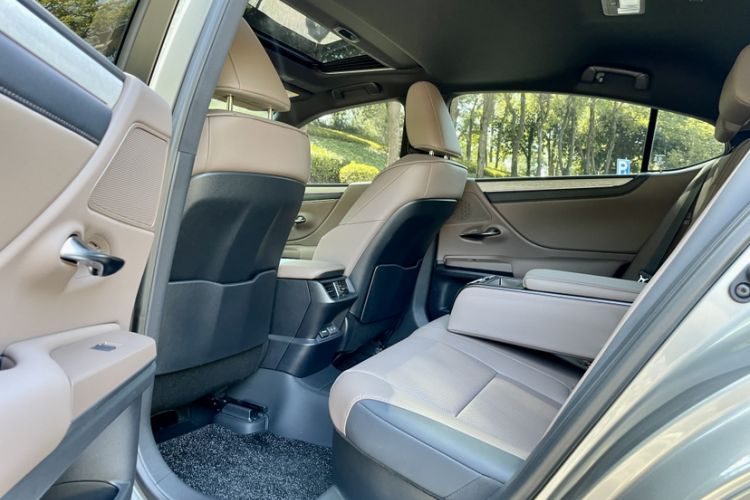 Used Lexus ES 2025 300h Deluxe Edition Interior 6