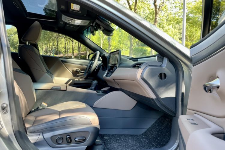 Used Lexus ES 2025 300h Deluxe Edition Interior 7